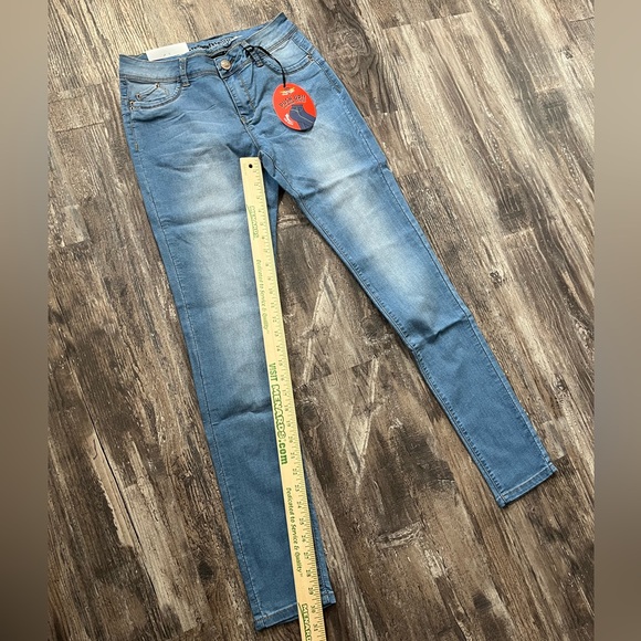 American Blue Jeans Women’s Better Butt Light Wash Skinny Leg NWT Various Sizes - Picture 5 of 10